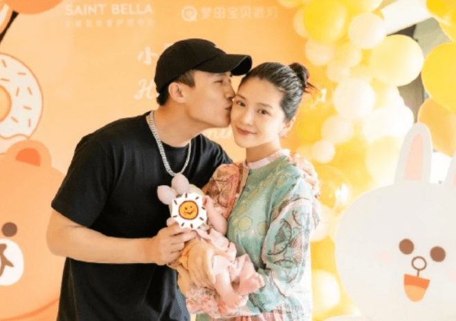 杜淳老婆王灿生产未用镇痛棒,疼到哭坐轮椅出院,因早产血染马桶_身体