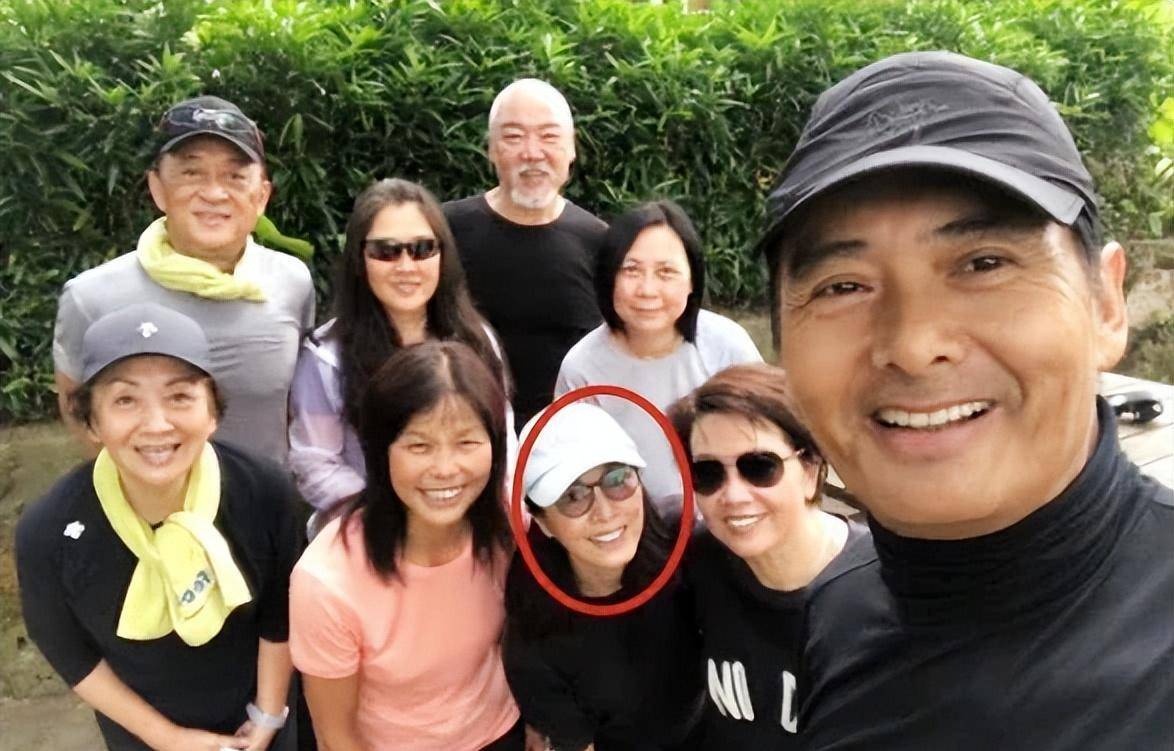 周润发67岁生日,黄翠如晒二人合影送祝福,发哥精神矍铄气质佳_成名