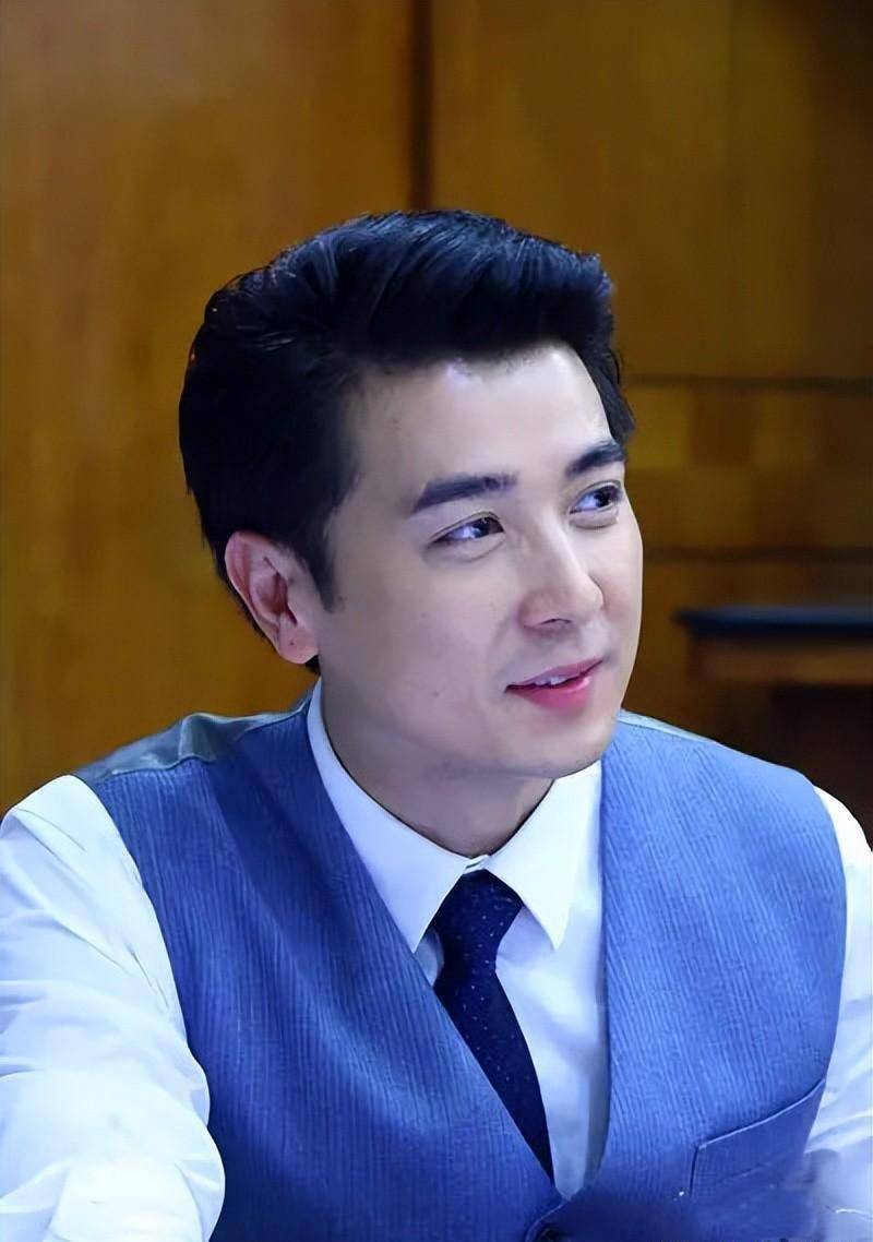 梦华录:保剑锋帅气不减当年!他妻子比他大六岁,有点不可思议_何珈好_