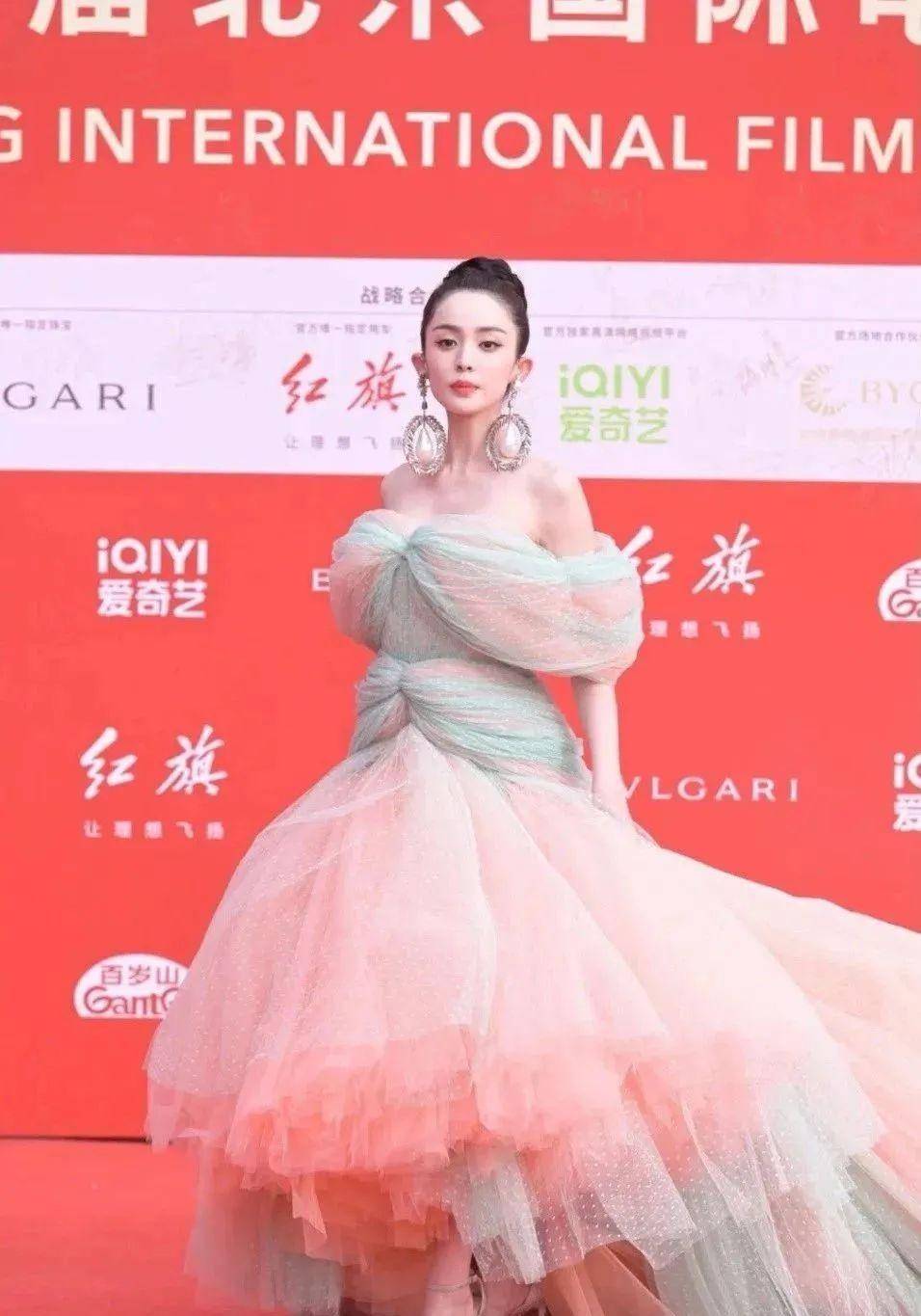 古力娜扎红毯翻车,被疑怀孕,三套礼服真丑到浪费美貌!_金色_来自_黑色