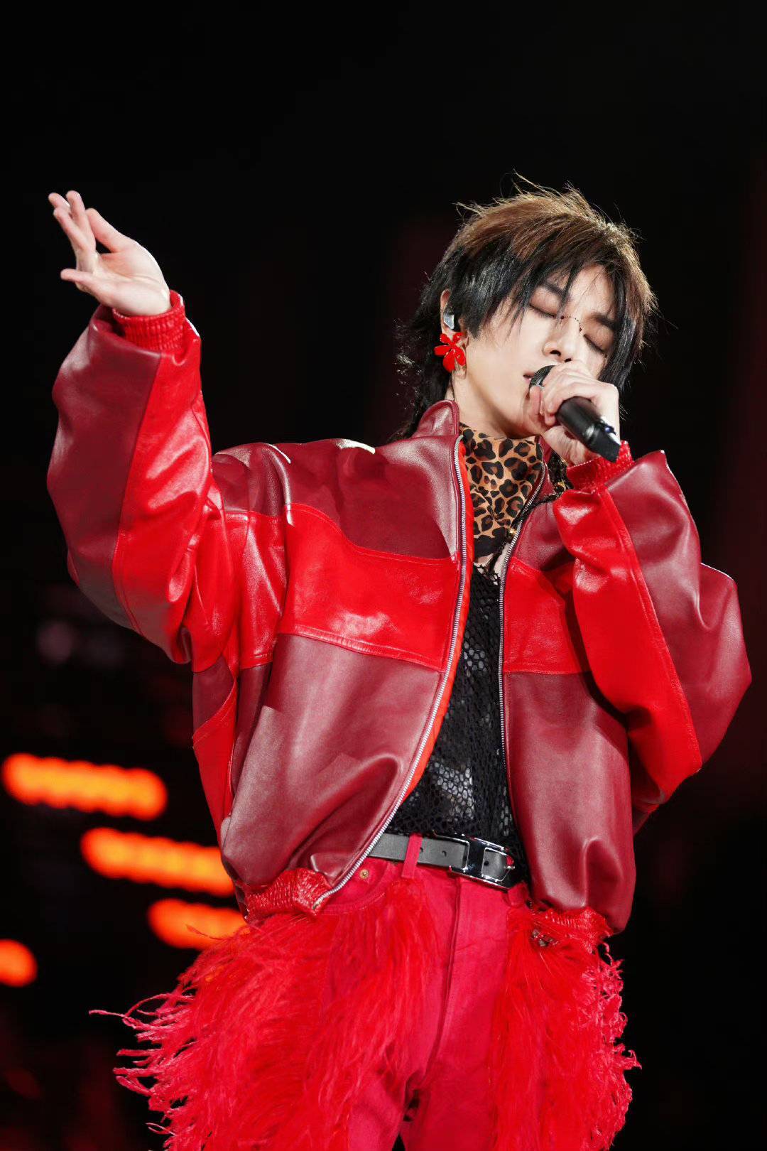 华晨宇火星演唱会现场,神秘女子身穿红色婚纱,偶像助其完成梦想_表演