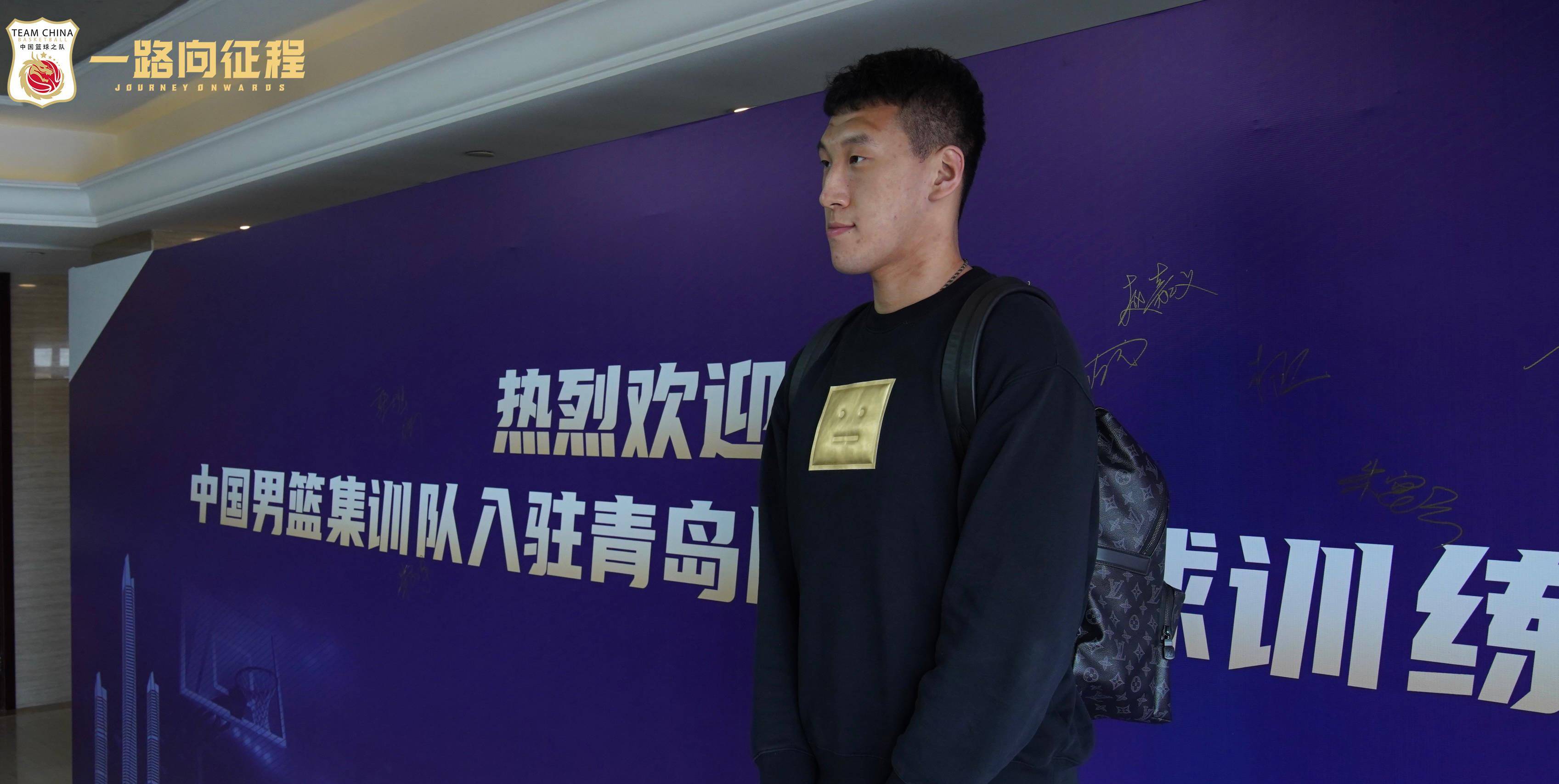 男篮短训本土球员原创报道周琦为小球迷签名_训练基地_崔永熙_状态