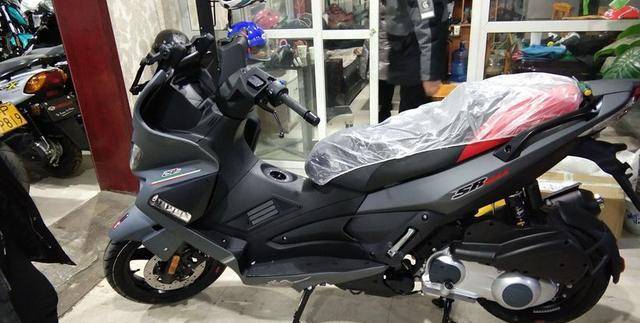 阿普利亚巡航踏板车,可调减震 abs,配7寸液晶屏,2.