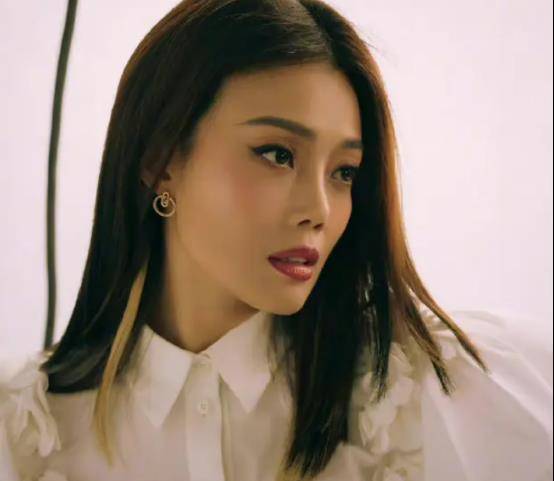 容祖儿晒时尚泳池照,穿泳衣大秀好身材,怼脸拍皮肤光滑不似42岁_状态