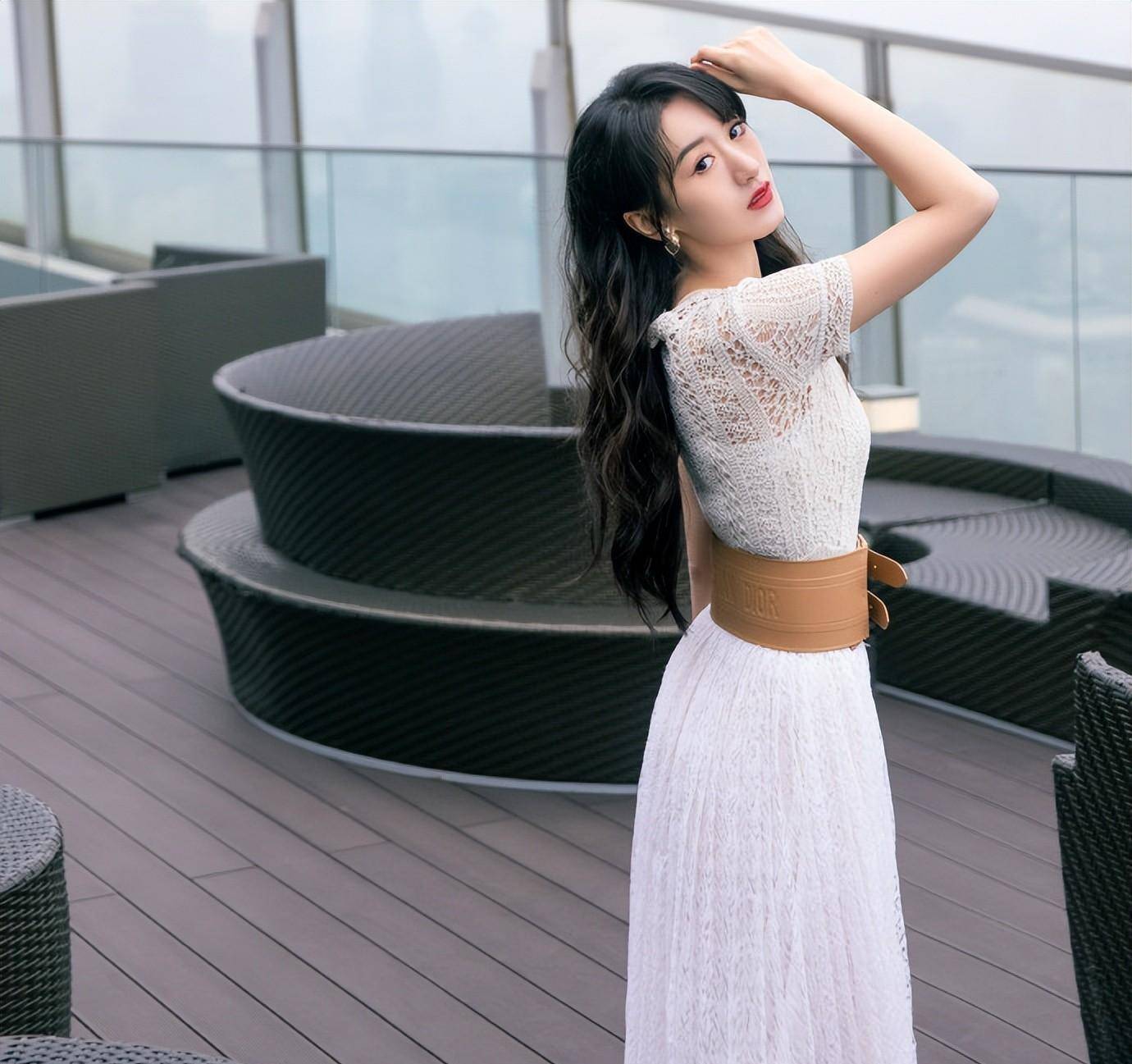 章子怡这嫂子厉害了,这么窄的腰封都穿得下,真不像生过三个孩子_殷旭