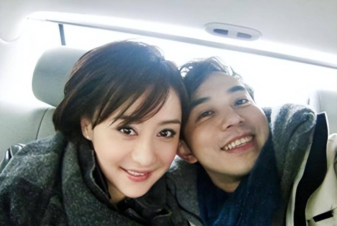 在婚后的生活中,王赞策一直秉持着尊重且支持妻子的原则.