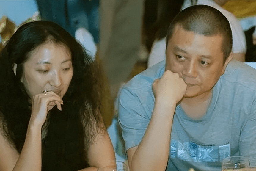 不缺追求者,有固定伴侣,就是不结婚,49岁仍风韵犹存_王朔_感情_张亚东