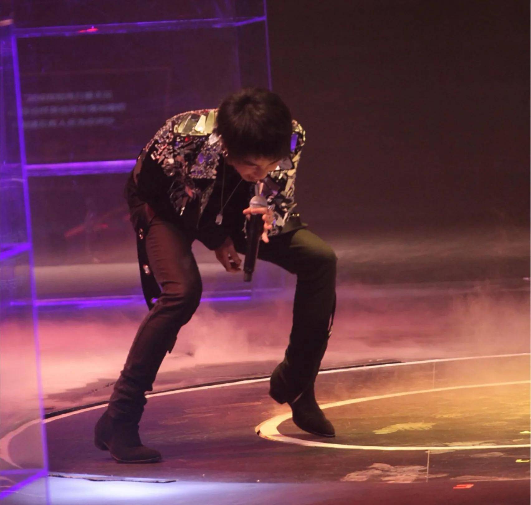 华晨宇自封华语乐坛"永远的神",却没有成名曲,操作委实神奇_演唱会