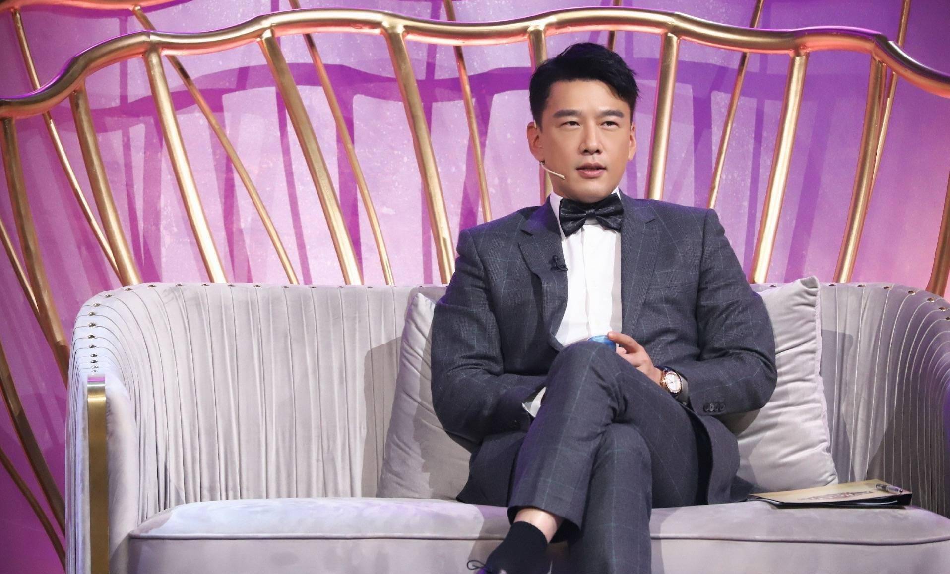 成为节目里出人意料的笑点;小视频盛行的当下,王耀庆穿着"鸡爪"裤子