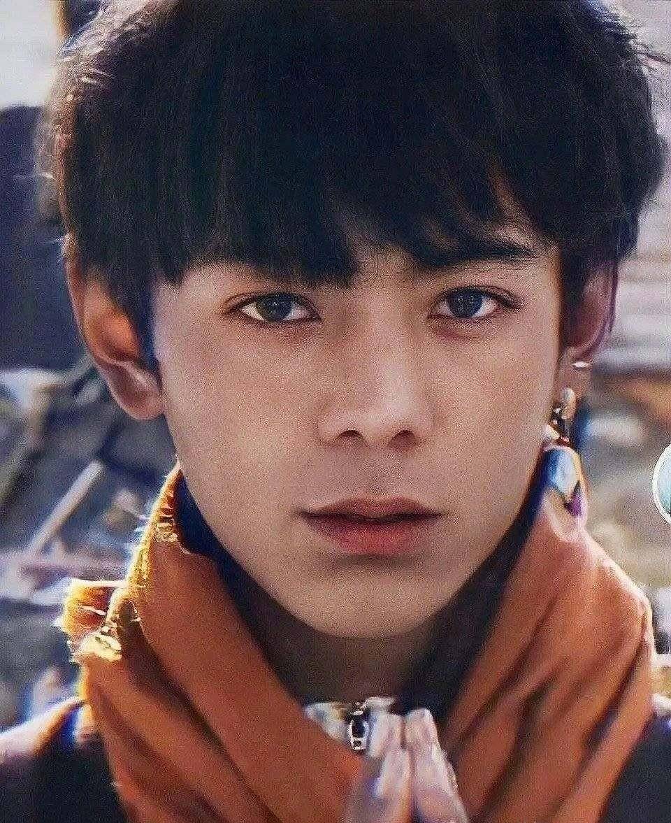 厨房里的丁真xswl,跟龚俊比ok和洗碗的姿势,太接地气了