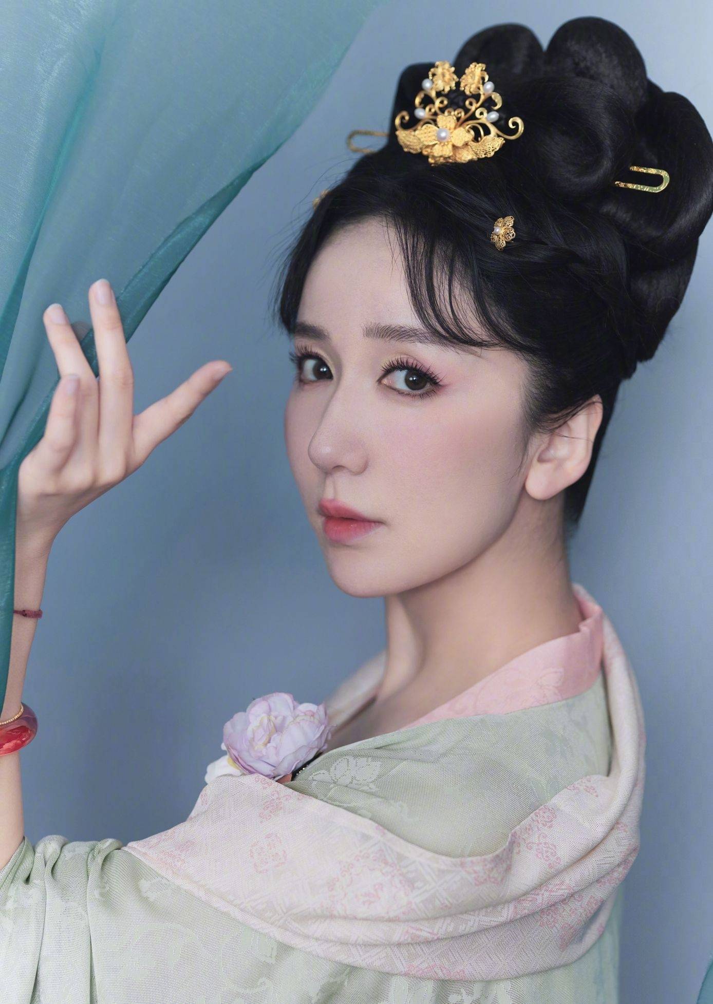 娄艺潇绿色汉服时尚优雅写真_造型_大片_长裙