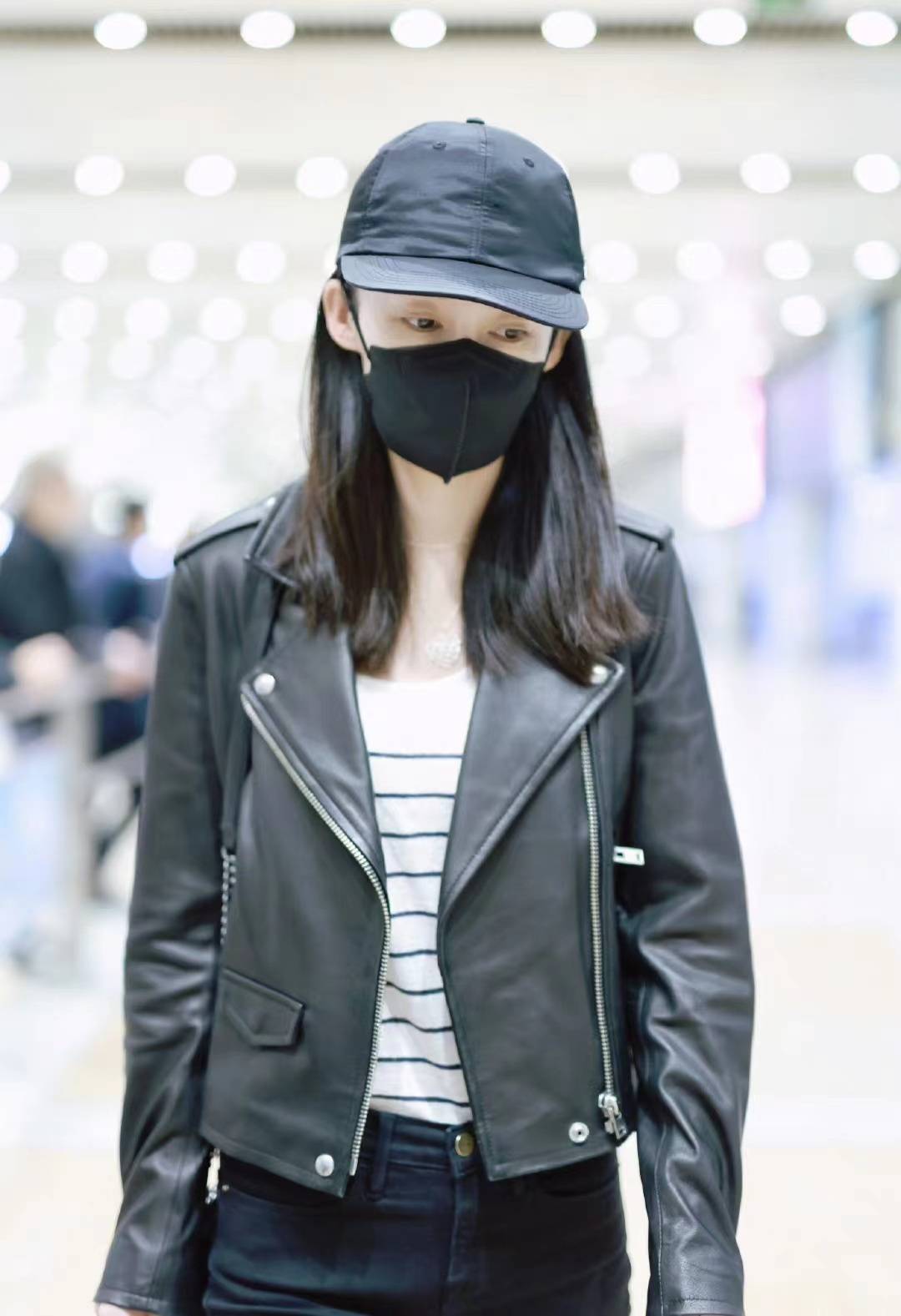 李沁穿机车皮衣配小黑裤又a又飒,身材太好了_时尚_上身_黑色