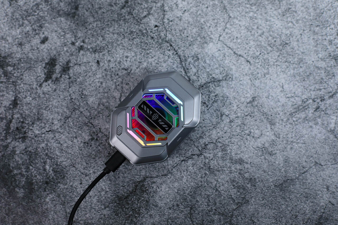 红魔散热器4Pro背夹版：夏天玩游戏手机发热掉帧？不存在！