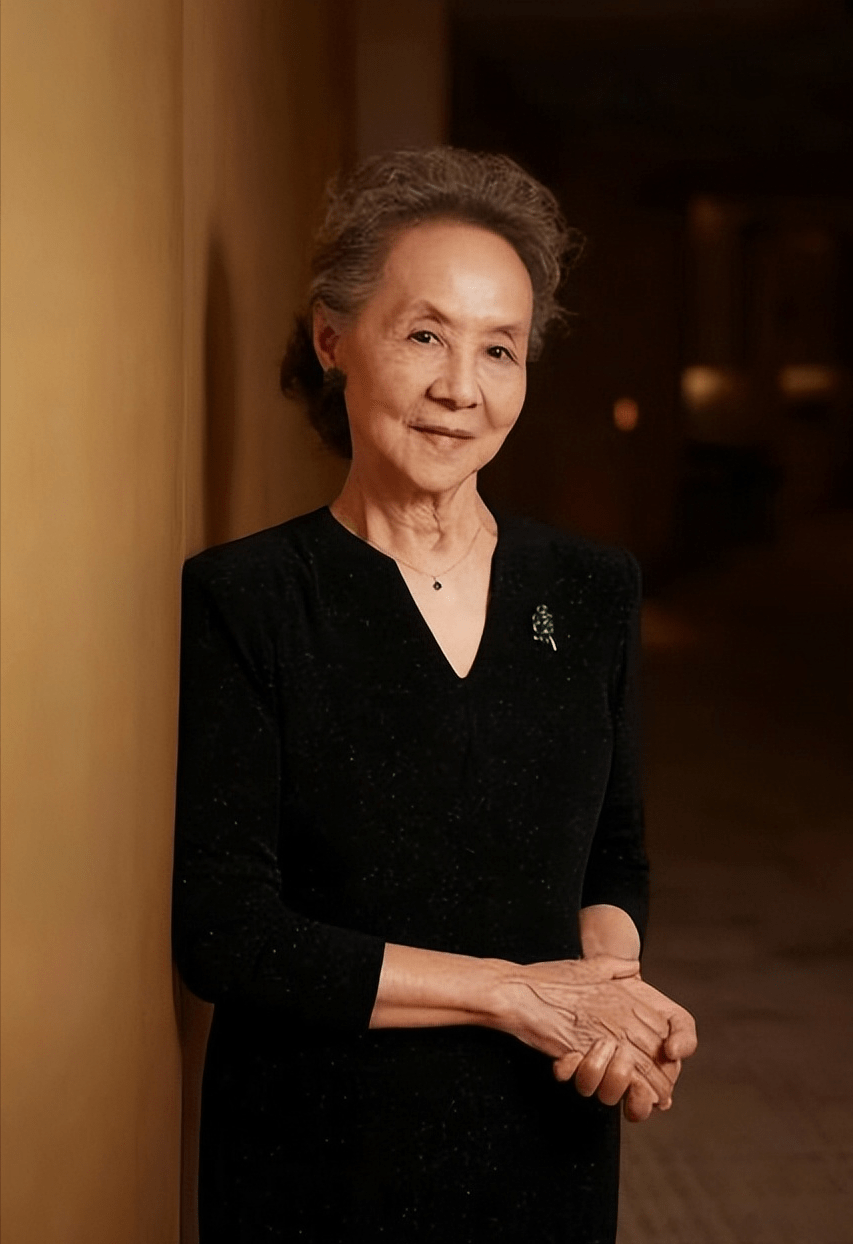 85岁老戏骨吴彦姝引热议:她的优雅,让我觉得她脸上的皱纹都很美_姚敏