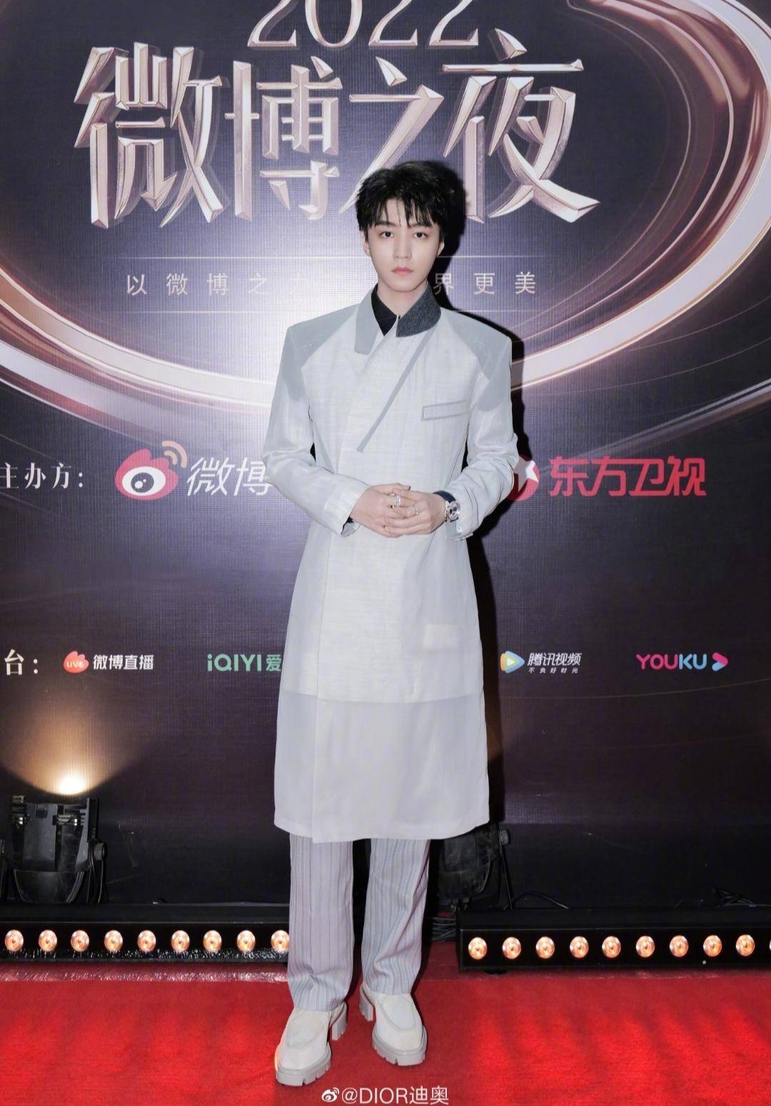 王俊凯工作室拍摄公式照的无用瞬间,还不如品牌方的随机抓拍_李淑昕