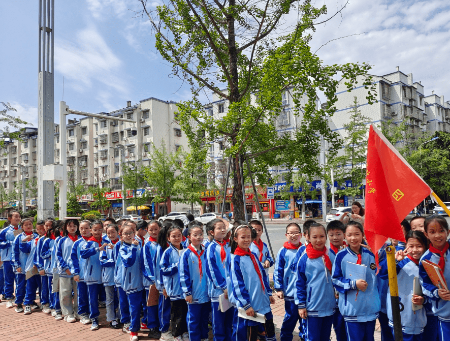 "4月26日下午,阳光明媚,南充市城北小学四一班的孩子们怀着激动的心情