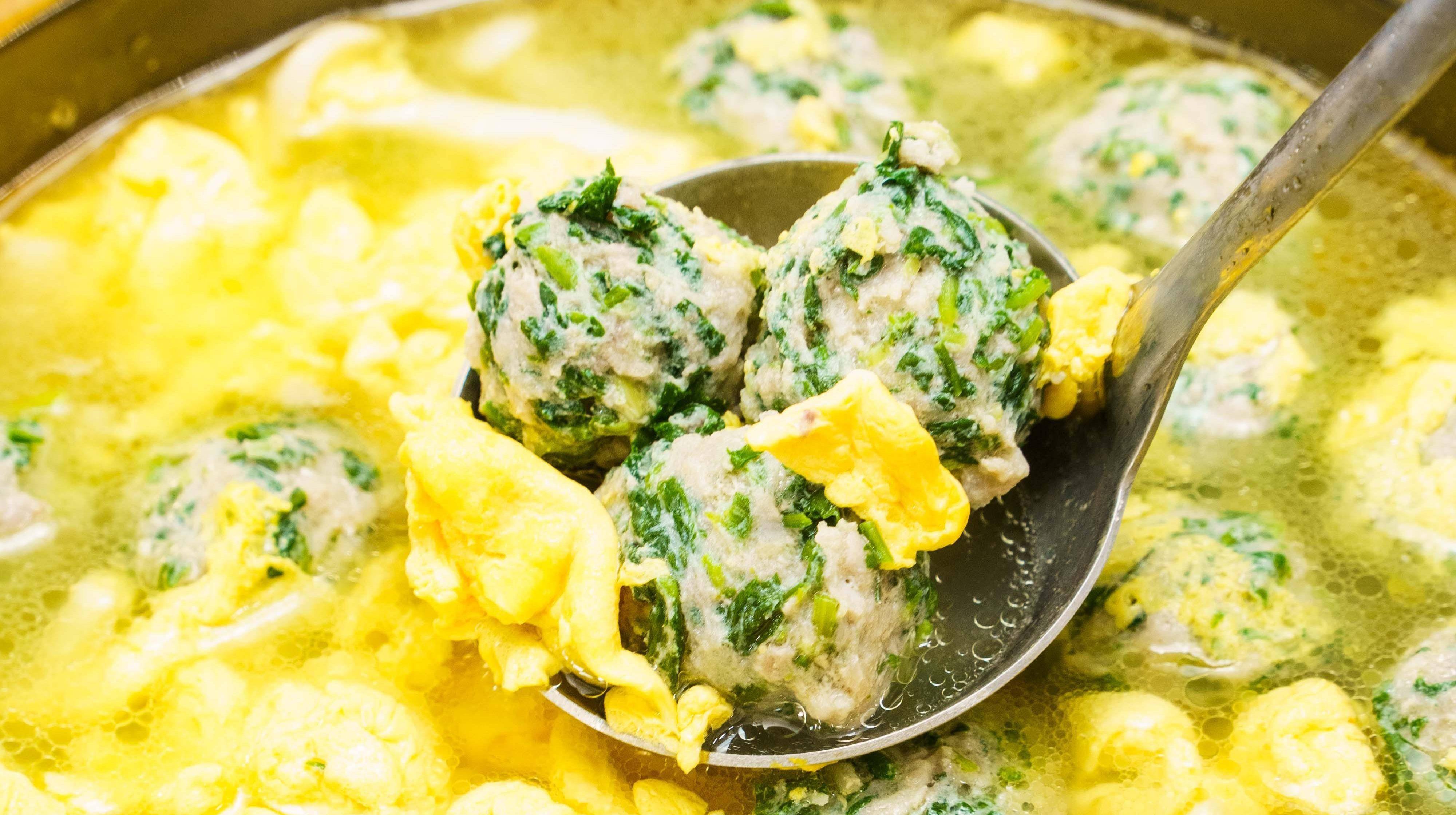 孩子们爱吃的荠菜丸子汤,肉馅制作很重要,这样调丸子不散还q弹