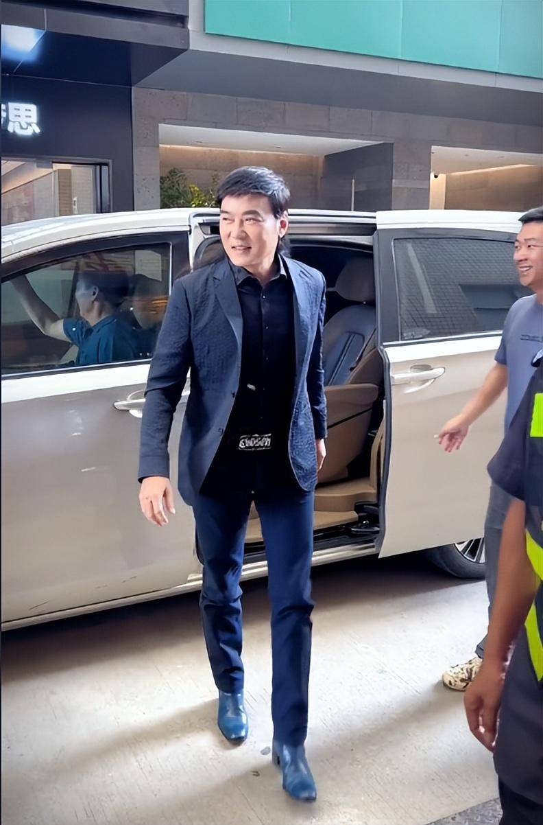 此时的焦恩俊已经55岁了,岁月在他年龄上留下了痕迹,也在他的身材上和