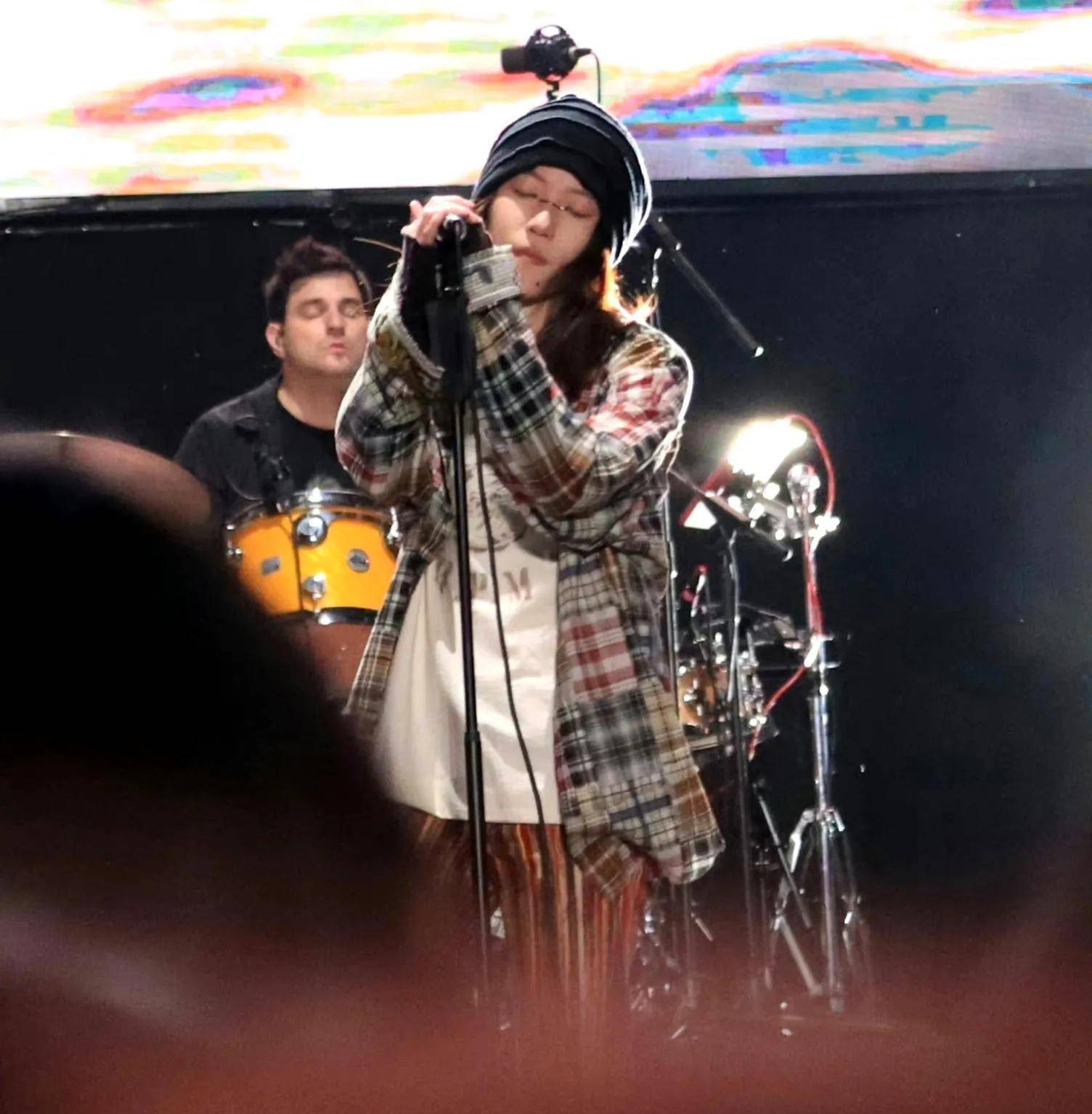 窦靖童罕留长发,歌声迷人,很有天后妈妈王菲范儿_因为_音乐节_女儿