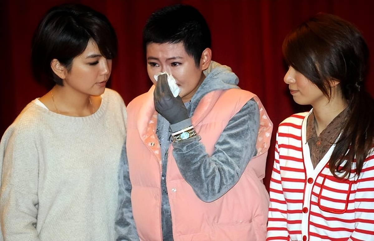 selina和男友出游,挺孕肚过母亲节,大方晒出双腿烧伤疤痕不自卑_小徐