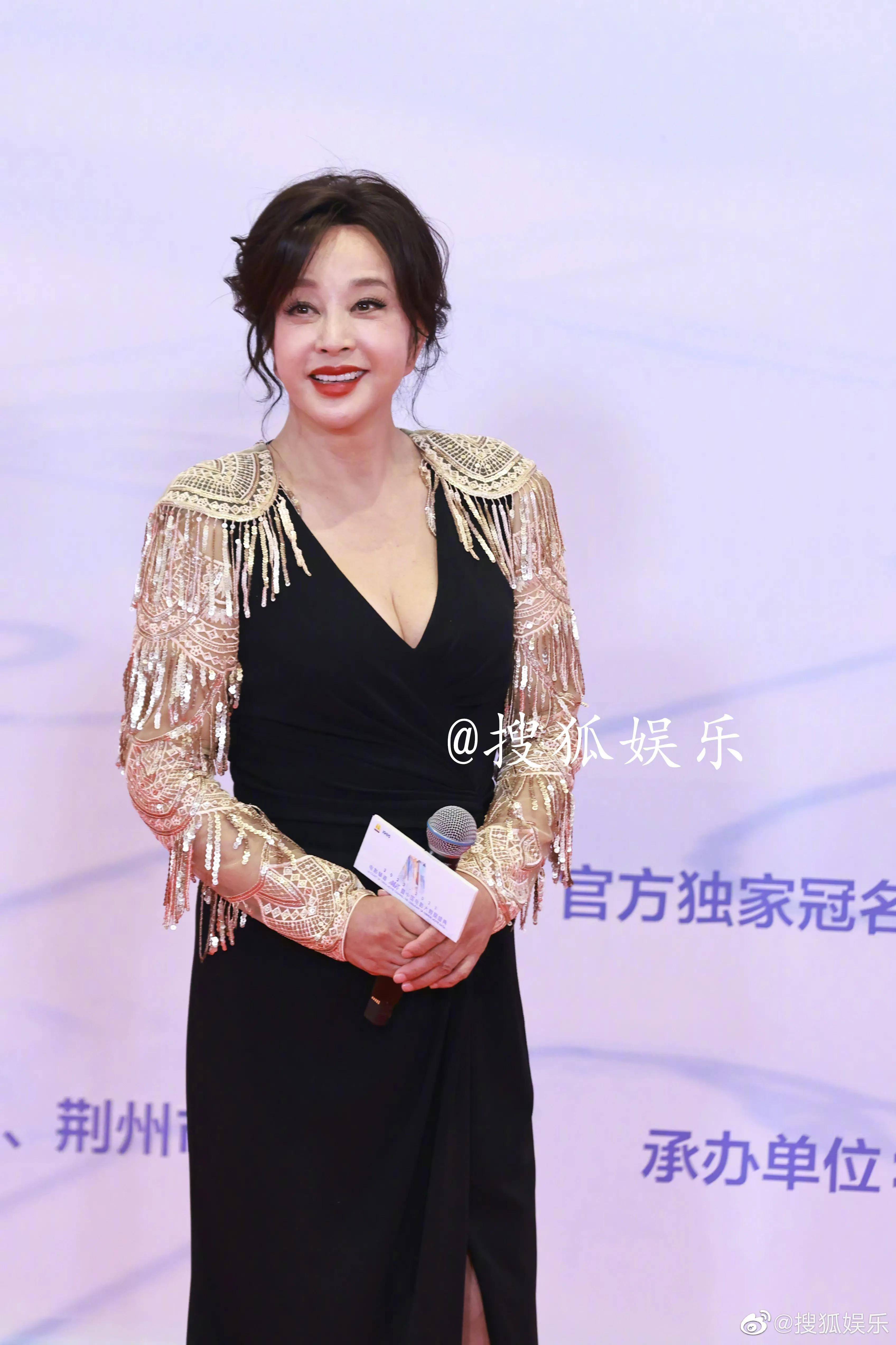 刘晓庆生图曝光,脸凹凸不平,腮帮子一边高一边低,几乎快认不出_外界