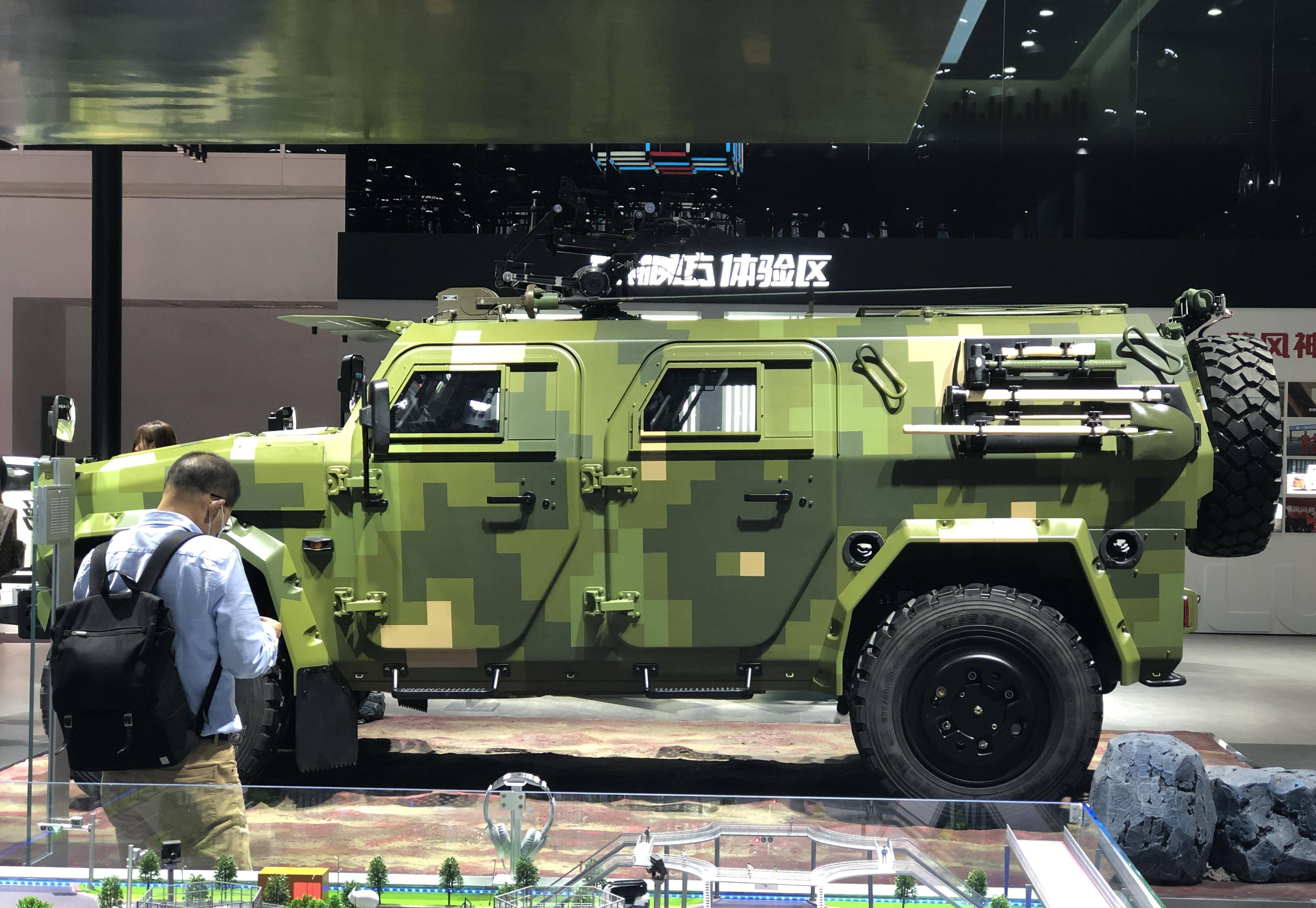 这款车就是图中的全新一代军用版"东风猛士"