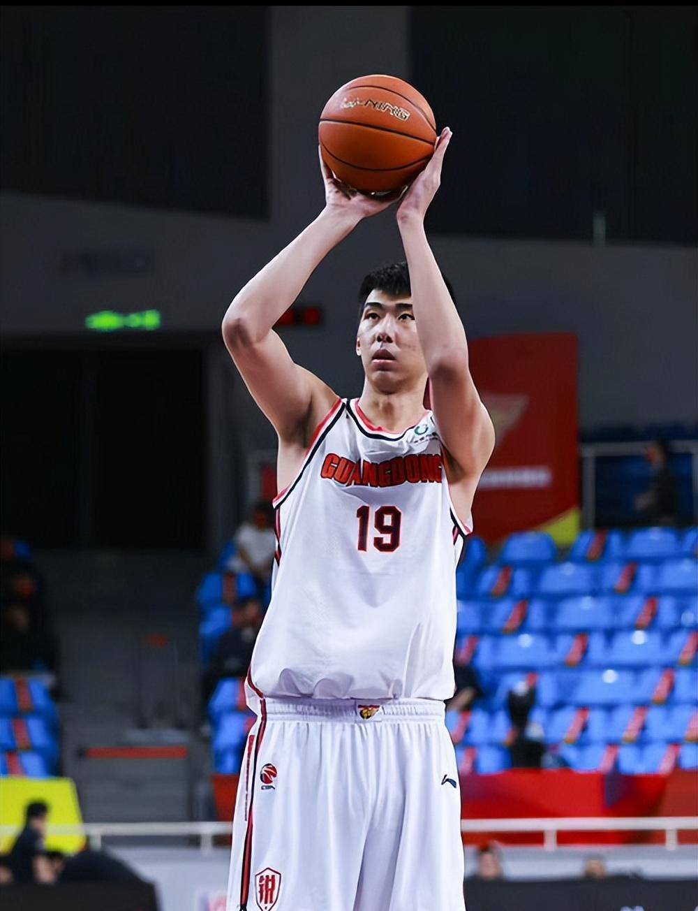 姚明和菲律宾总统合影,徐昕赴美特训,同曦外援阿丘尔暴砍51分_比赛