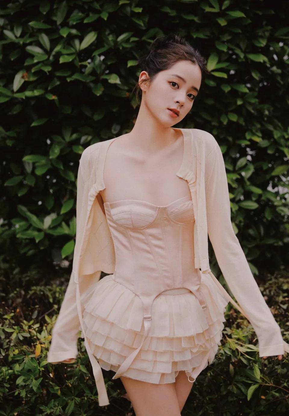 欧阳娜娜身穿吊带短裙,气质优雅,网友:长得好看,穿麻袋都好看_上半身