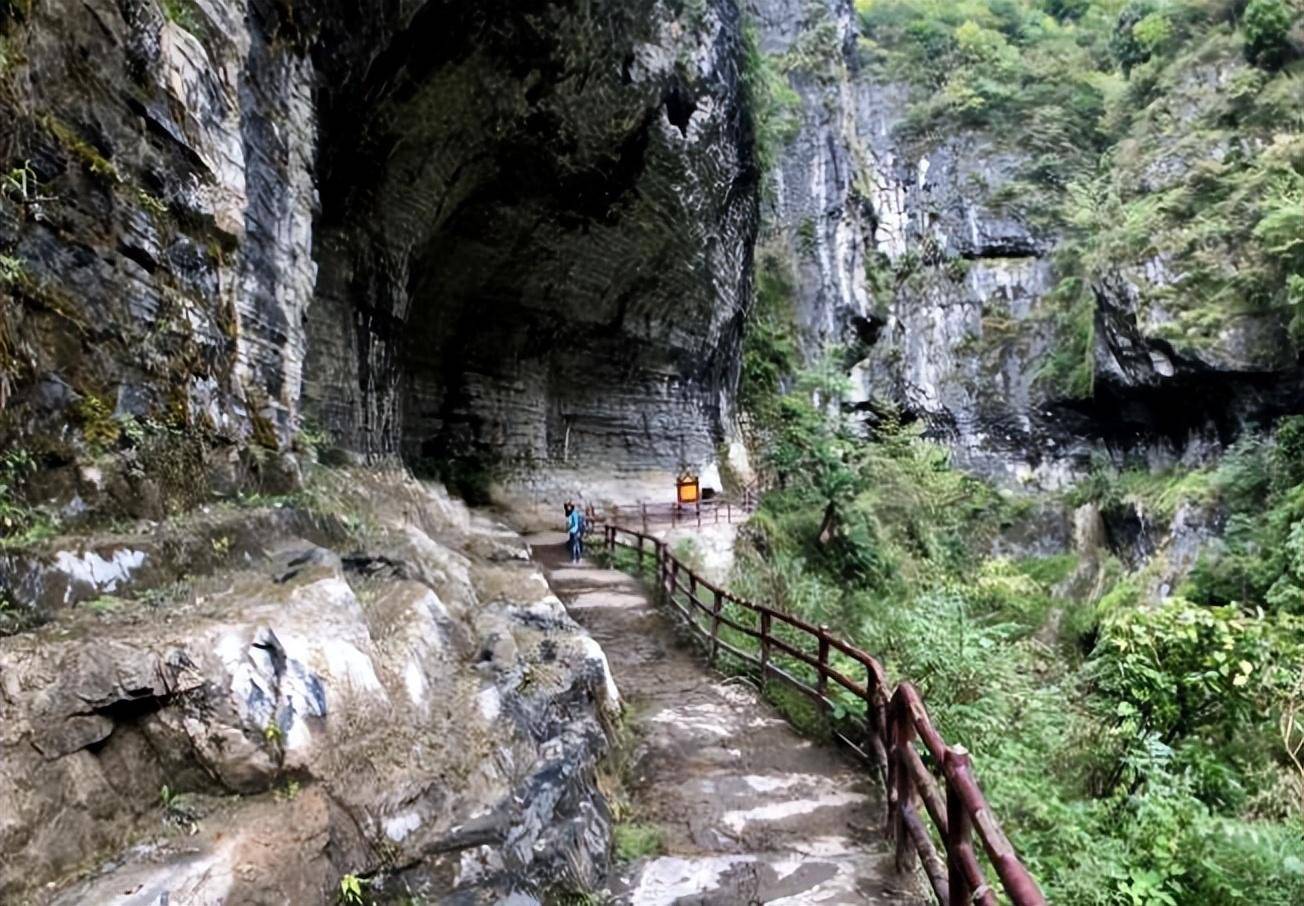 湖北不通公路的天坑村,为何花7300万修好电梯,村民却宁愿爬山_鹿院坪