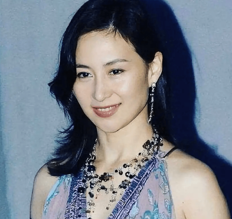 孟晚舟和何超琼互让c位,浓妆艳抹的女子堆里,她俩最亮眼_时装秀_视频