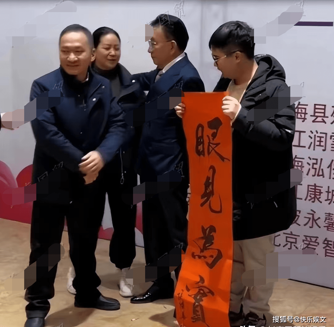 77岁侯耀华参加助残活动!与年轻女粉丝亲密合影,眼神碰撞有温度_人生_侯宝林_生活