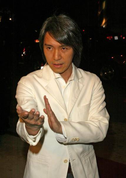 周星驰人品那么好,头发都白了,很多他的粉丝都心疼他,并且都对他关心