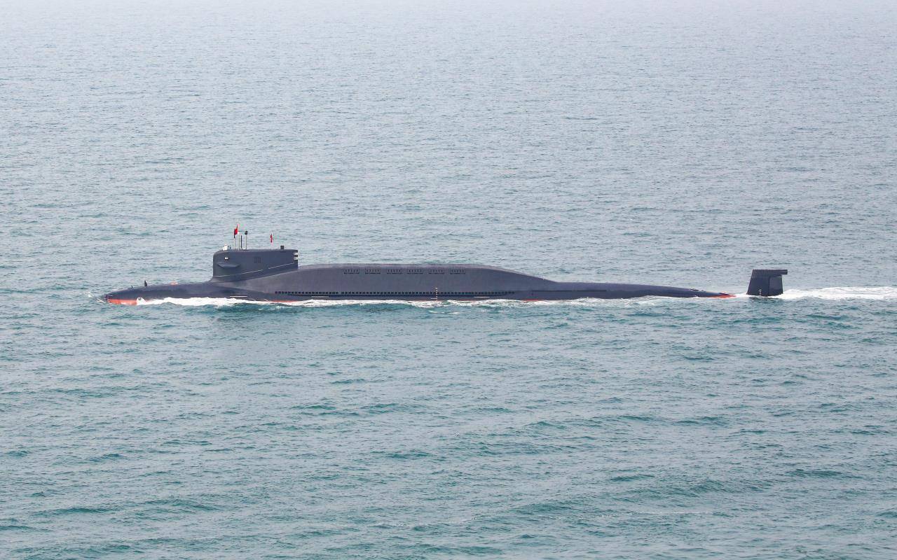 (当时拍到的094型核潜艇,像海中浮起的巨兽)很多朋友喜欢拿巨浪-2和