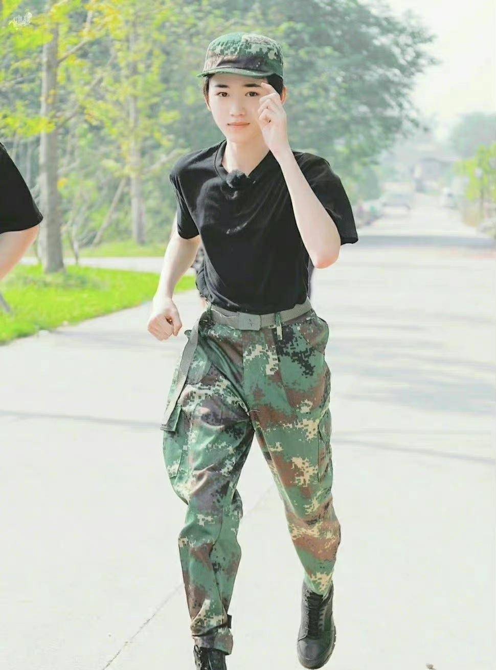 宋亚轩军训练军体拳,认真又搞怪,身着训练服的他别有一番气质_大学