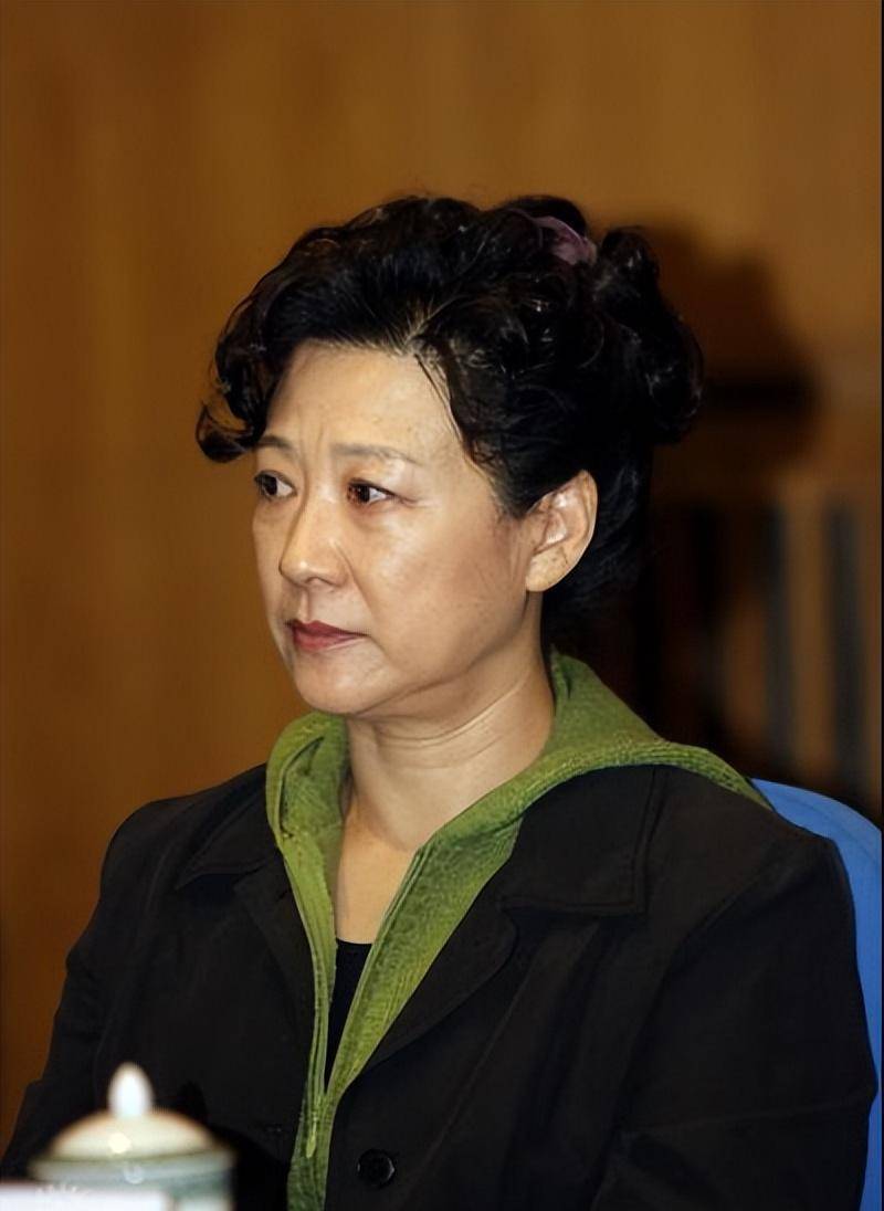 女人上了70岁,衣要穿简,裙要穿长,看朱琳,王馥荔就知道了_女性_年纪