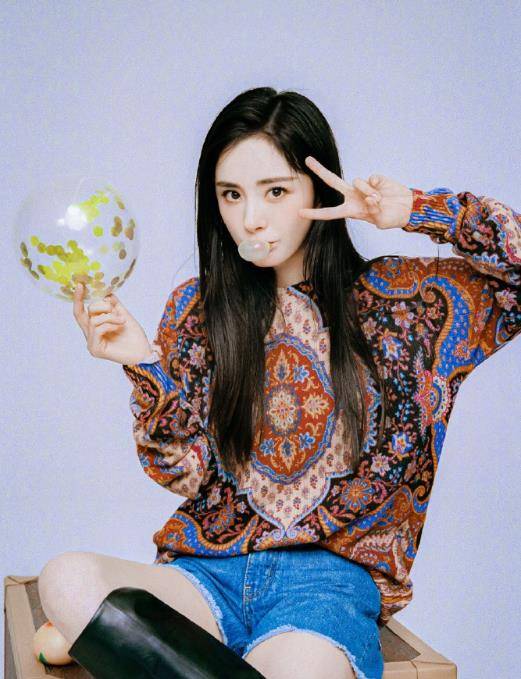 35岁杨幂短发造型曝光,网眼黑裙尽显时尚妩媚,大方露香肩玩时尚_黑色