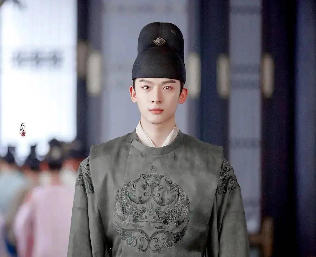 这个角色意气风发,有勇有谋,而且杨旭文不愧是中戏的,仪态相当不错