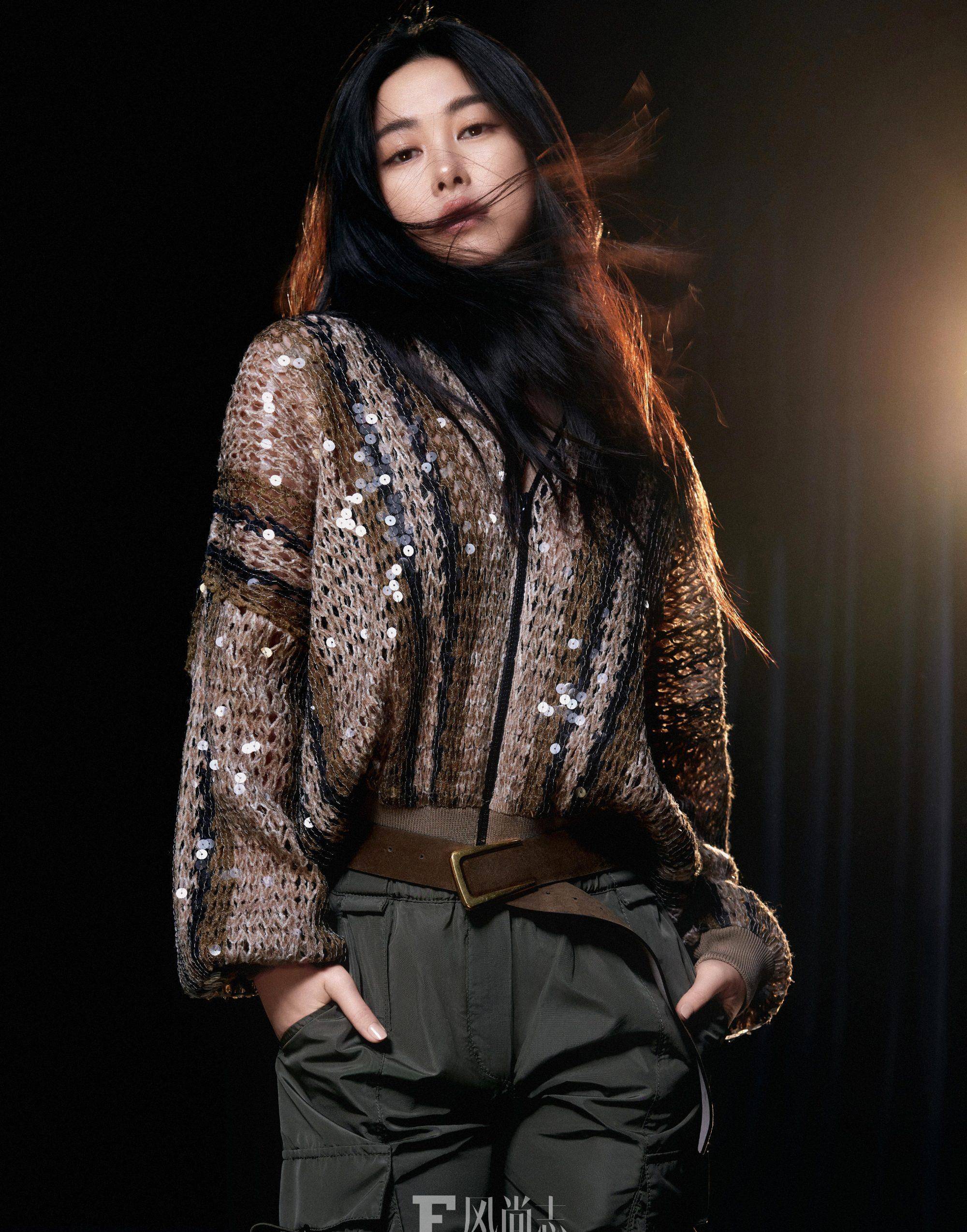 朱珠登《f风尚志》四月封面,超短热裤性感撩人,眼神无辜像白兔_时尚