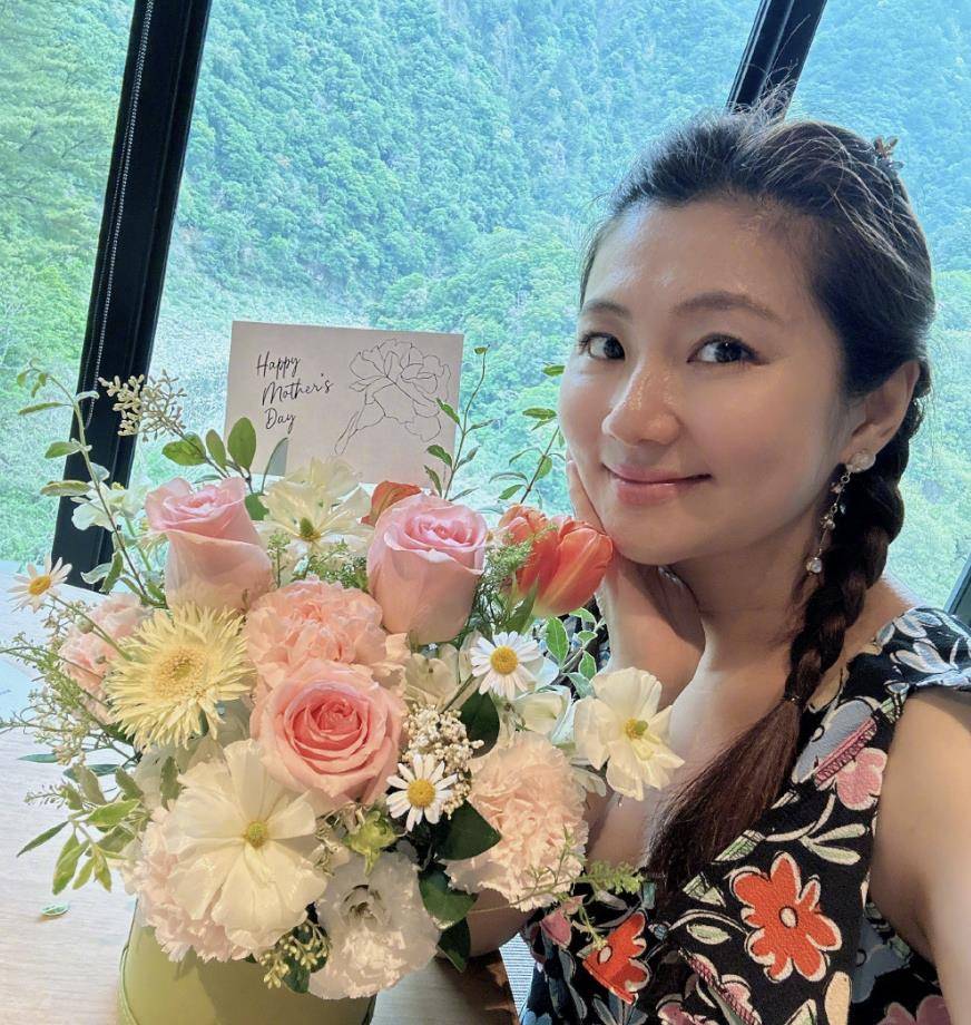 selina和男友出游,挺孕肚过节日,大方晒出双腿烧伤疤痕不自卑_小徐_赛