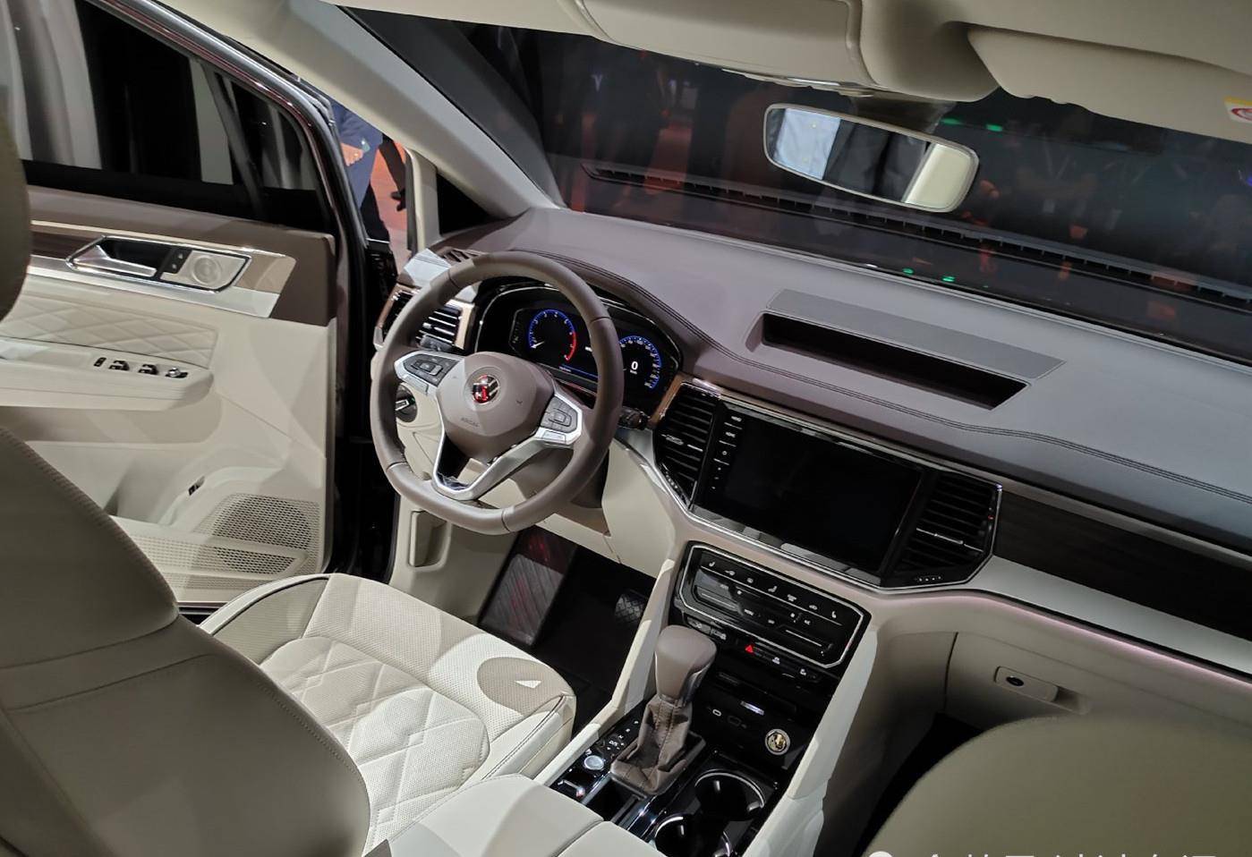 viloran的内饰也曾经被拍摄到,它采用了和途昂接近的风格,它的方向盘