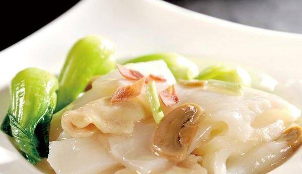 鳇鱼腩每位份鲟鳇鱼鱼肉质细嫩,味道鲜美,营养丰富,为名贵鱼类,鳇鱼籽