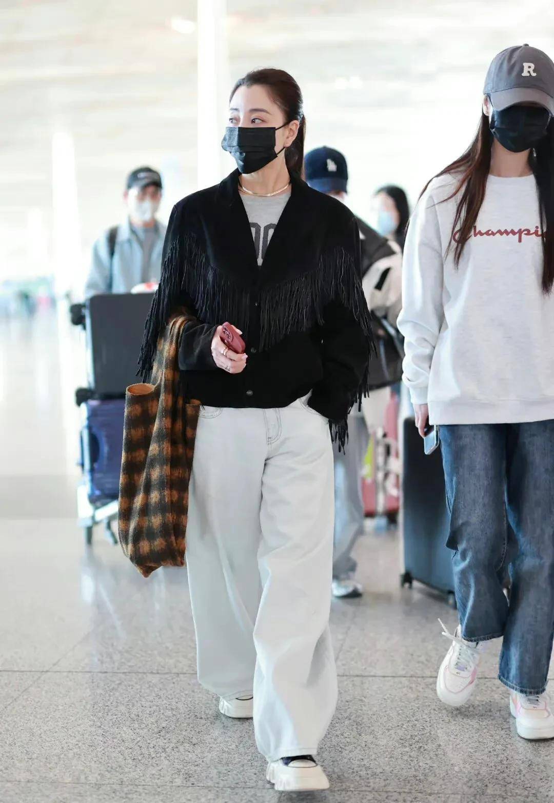 殷桃最新机场路透饭拍,简约的黑白搭配,干练又帅气,范儿十足_白色