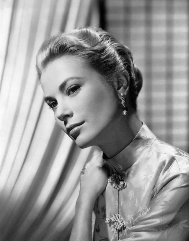 格蕾丝凯丽,一颦一笑摄人心魂,犹如天鹅般高贵脱俗的女子_摩纳哥_希区