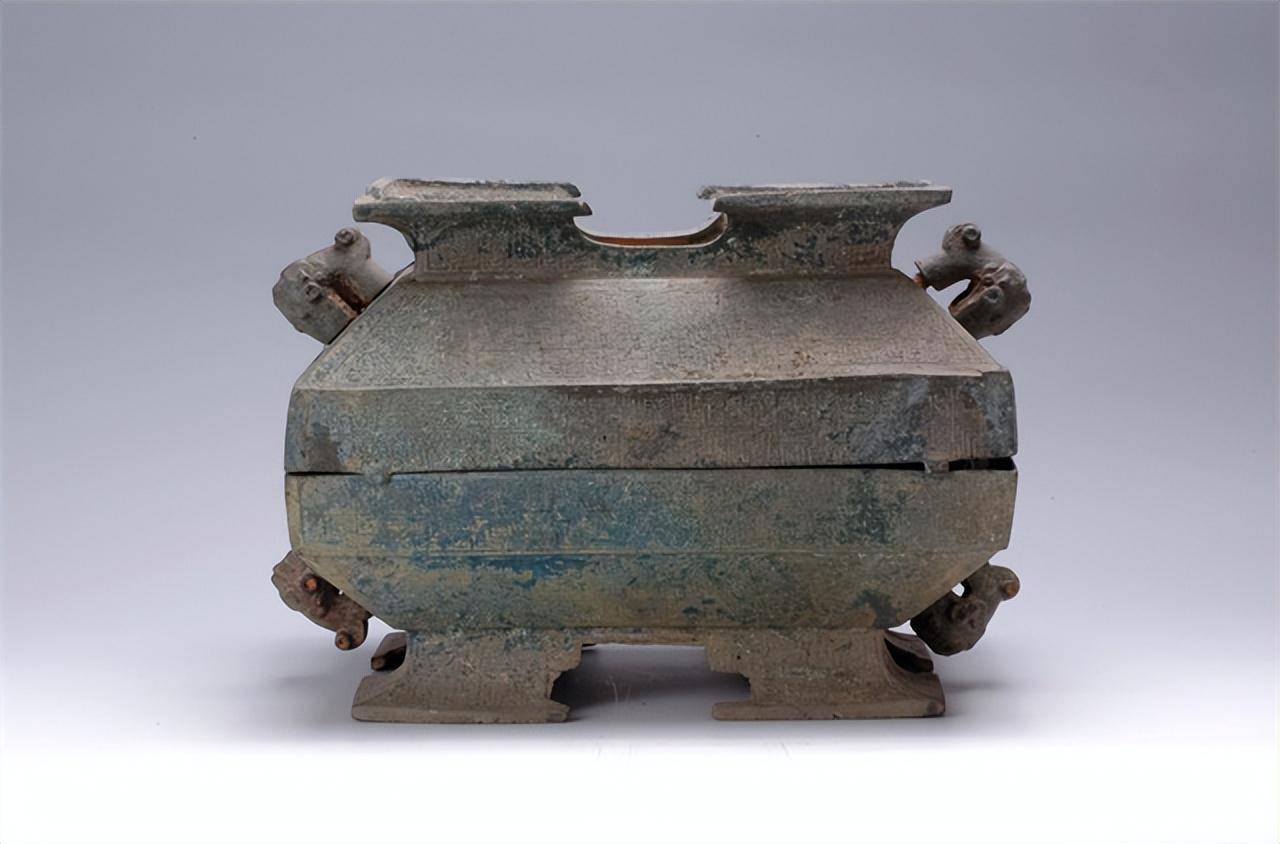 青铜鼎的制作工艺非常精湛,鼎腹上的纹饰或动物或几何图案,都表现出了