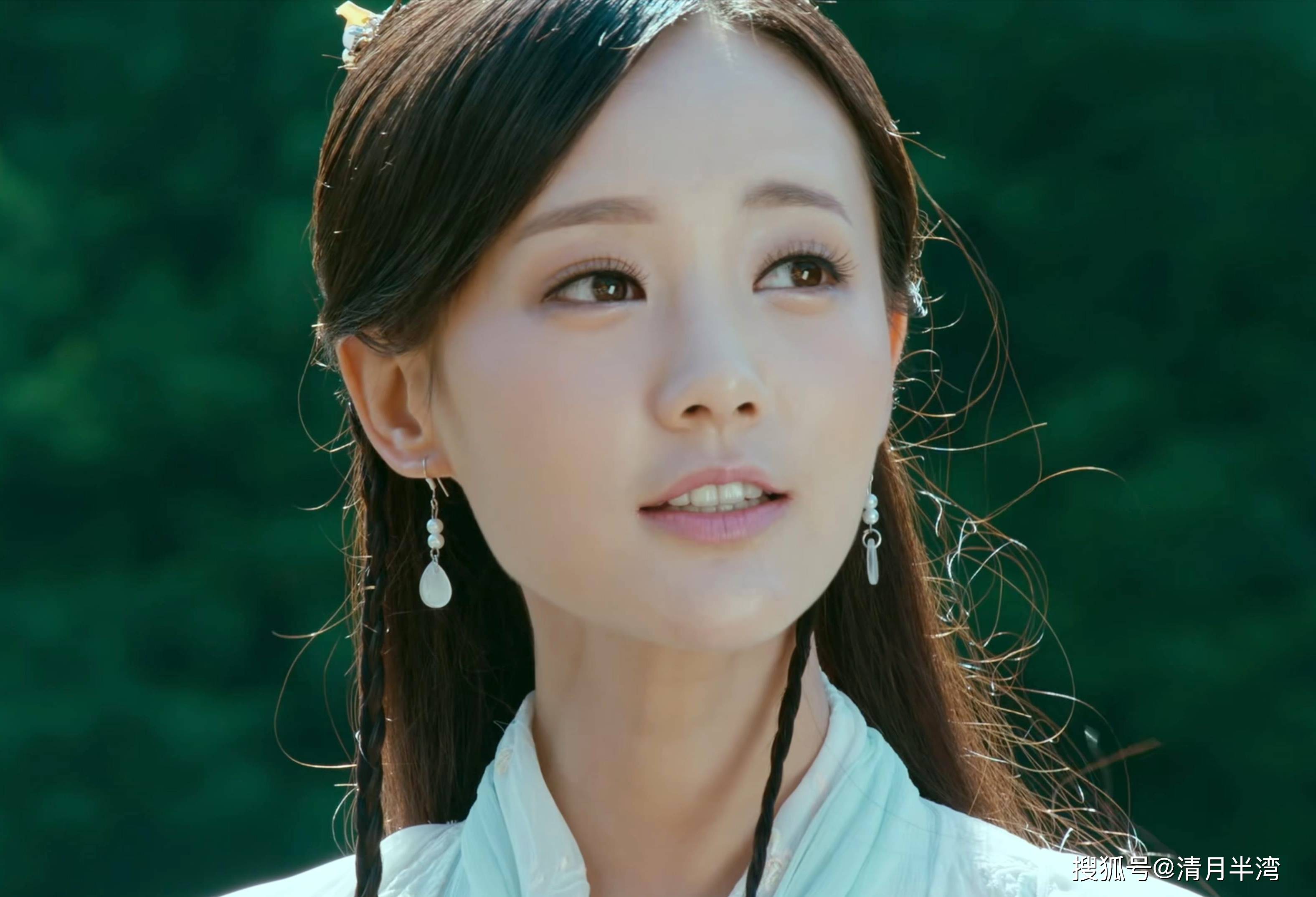 同样是演黄蓉,有人古灵精怪,有人美貌巅峰,有人靠大胸博眼球?
