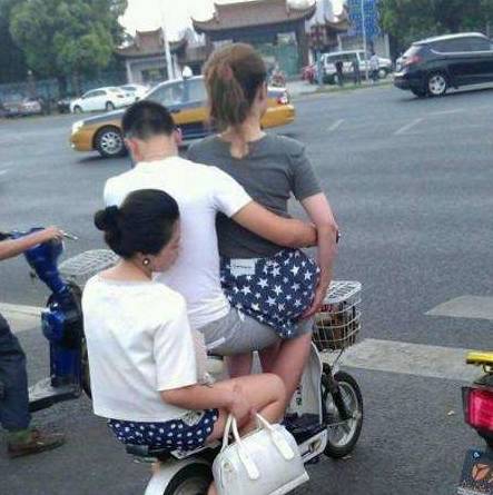 原创
            搞笑段子搞笑图片：哥们，到底谁是你女朋友？