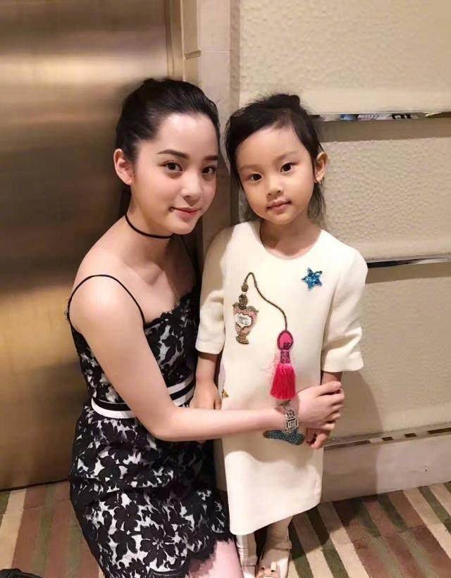 5歲甜馨6歲奧莉近照,一個依然女神範兒,一個變眾星寵愛小公主!