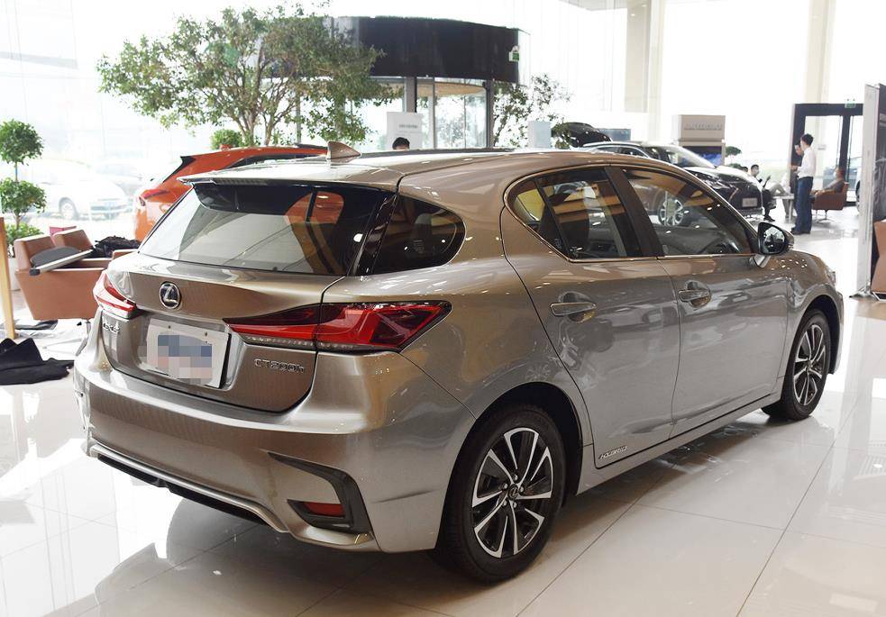 雷克萨斯ct200h是一款混合动力的两厢车,混合动力系统由一台1.