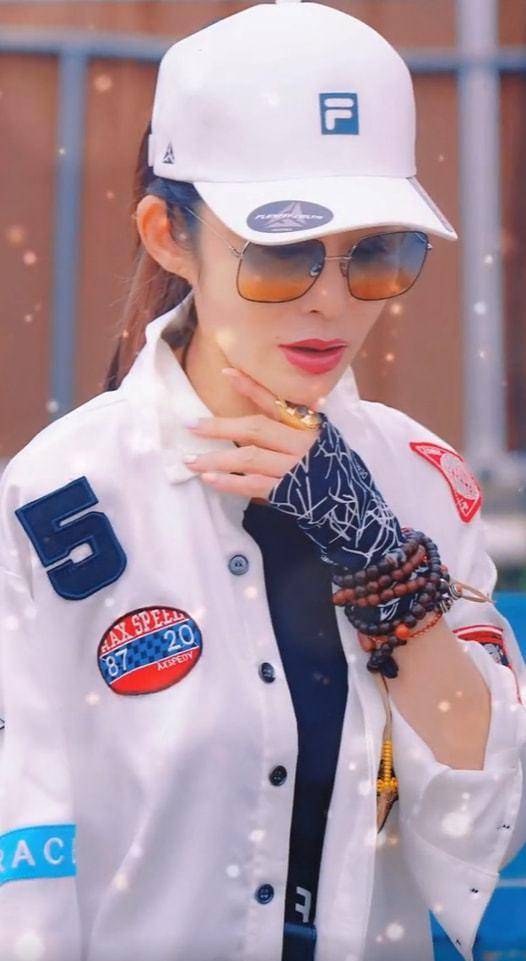 53岁张敏近照暴瘦一大圈!下巴溜尖脸上没有肉,腿太细裤子显宽松