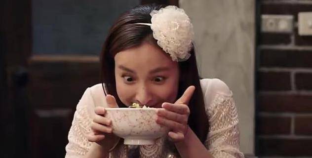 吴昕一出场,就给台下带来了夸张的表情包,就像一个乖巧等待老师表扬的